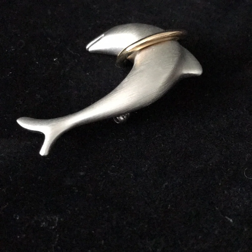 VINTAGE LADY REMINGTON GOLD AND SILVER TONE DOLPHIN BROOCH - Picture 3 of 9